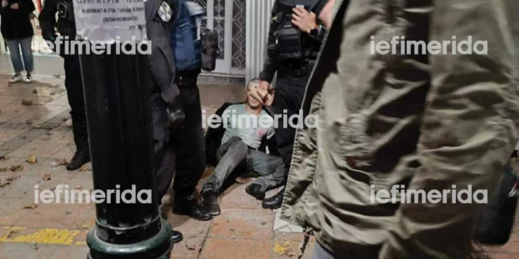 Αιματηρή ληστεία στην Κηφισιά: Μαχαίρωσαν με μπαλτά υπάλληλο καταστήματος -Είναι σοβαρά τραυματίας