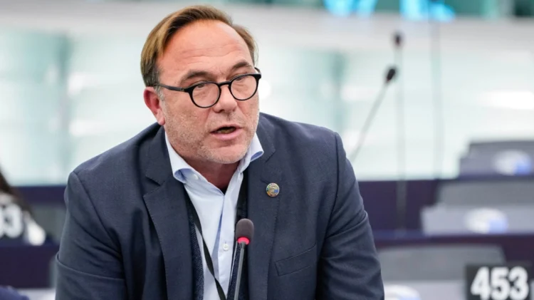 Πέτρος Κόκκαλης: Ανακοίνωσε ότι αποχωρεί από την ευρωομάδα του ΣΥΡΙΖΑ