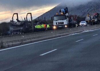 Νταλίκα τυλίχθηκε στις φλόγες στην Εγνατία στο ρεύμα Κοζάνη – Βέροια