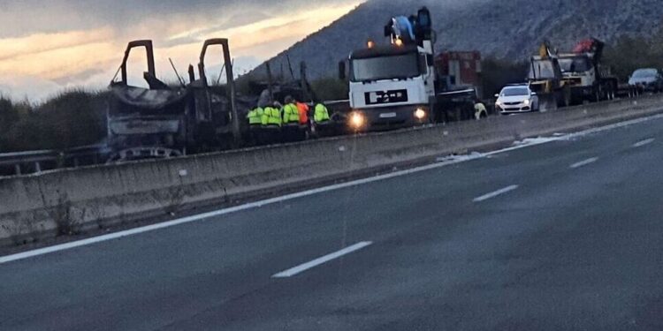Νταλίκα τυλίχθηκε στις φλόγες στην Εγνατία στο ρεύμα Κοζάνη – Βέροια