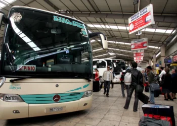 Αιματηρό επεισόδιο σε λεωφορείο ΚΤΕΛ στα Τρίκαλα – Του κάρφωσε μαχαίρι στο κεφάλι