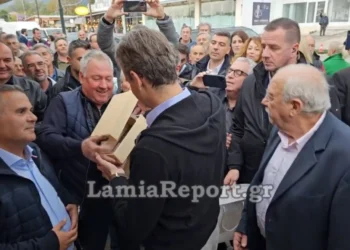 Μητσοτάκης: Του έκαναν δώρο ένα… κασελάκι – Πώς αντέδρασε