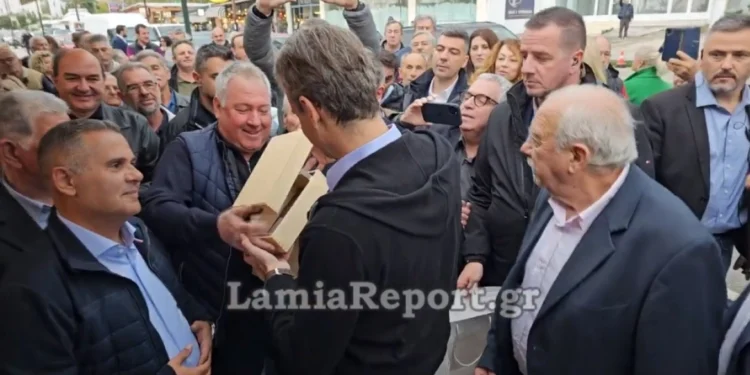 Μητσοτάκης: Του έκαναν δώρο ένα… κασελάκι – Πώς αντέδρασε