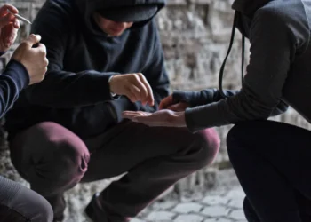 Βύρωνας: Συμμορία ναρκωτικών έδωσε κάνναβη και «σίσα» σε 16χρονη – Έπεσε σε κώμα, χαροπαλεύει στη ΜΕΘ