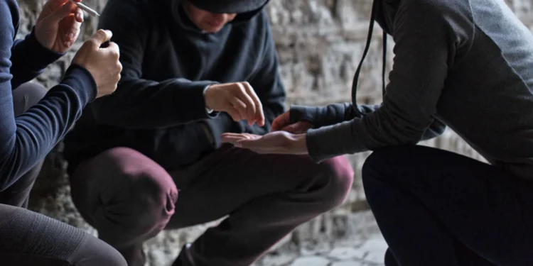 Βύρωνας: Συμμορία ναρκωτικών έδωσε κάνναβη και «σίσα» σε 16χρονη – Έπεσε σε κώμα, χαροπαλεύει στη ΜΕΘ