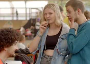 Κάπνισμα: Τα αγόρια κάνουν ναργιλέ, τα κορίτσια ηλεκτρονικό τσιγάρο – Μεγάλη έρευνα για τα παιδιά που καπνίζουν στην Ελλάδα