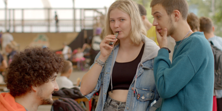 Κάπνισμα: Τα αγόρια κάνουν ναργιλέ, τα κορίτσια ηλεκτρονικό τσιγάρο – Μεγάλη έρευνα για τα παιδιά που καπνίζουν στην Ελλάδα