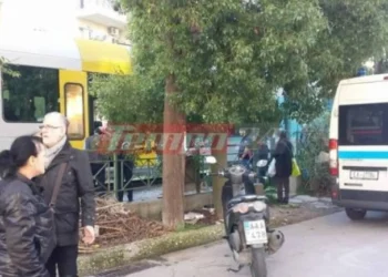 Πάτρα: Τρένο έπεσε πάνω σε ΙΧ που εγκλωβίστηκε στις μπάρες διάβασης