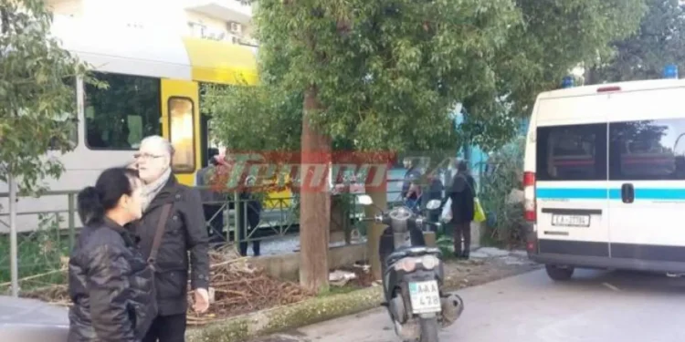 Πάτρα: Τρένο έπεσε πάνω σε ΙΧ που εγκλωβίστηκε στις μπάρες διάβασης