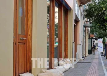 Κακοκαιρία – Πάτρα: Μαγαζάτορες βάζουν τσουβάλια με άμμο για να «οχυρωθούν» – Δείτε φωτογραφίες