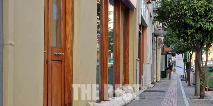 Κακοκαιρία – Πάτρα: Μαγαζάτορες βάζουν τσουβάλια με άμμο για να «οχυρωθούν» – Δείτε φωτογραφίες