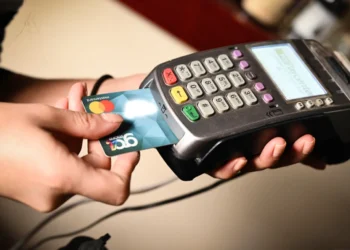 Μετρητά τέλος στις συναλλαγές με 4 νέα μέτρα – Έλεγχοι της εφορίας με κάμερες