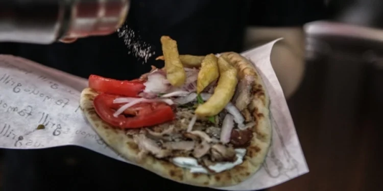 Οι Έλληνες «κόβουν» το σουβλάκι: Από «χρυσό» το αγαπημένο τους fast food