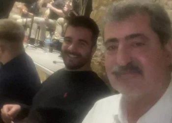 ΣΥΡΙΖΑ: Σε γλέντι ο Παύλος Πολάκης μετά την αποχώρηση της Ομπρέλας