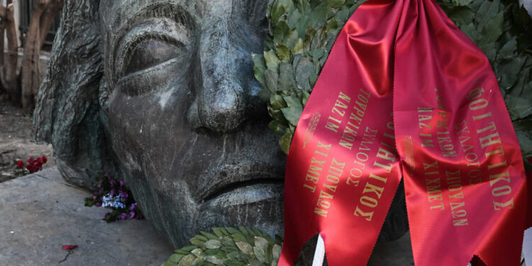 Κυβέρνηση: Ο κ. Κασσελάκης στην πορεία του Πολυτεχνείου θα πάει με το μπλοκ της νεολαίας ΣΥΡΙΖΑ ή με της Goldman Sachs;