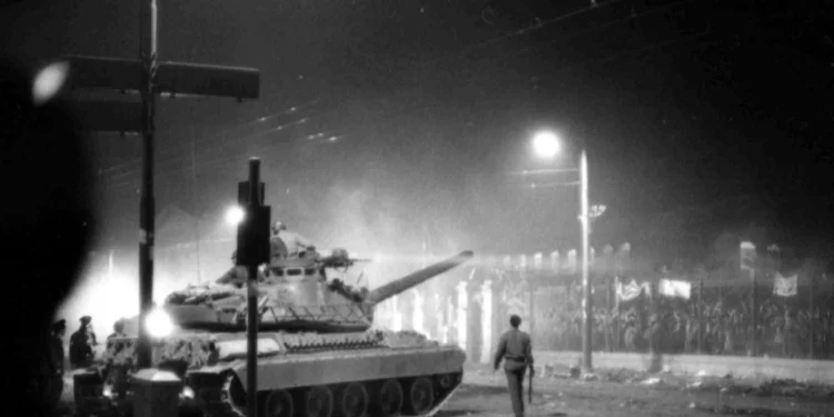 Έρευνα Eteron: Ένας στους 10 Έλληνες δεν πιστεύει ότι υπήρξαν νεκροί στο Πολυτεχνείο