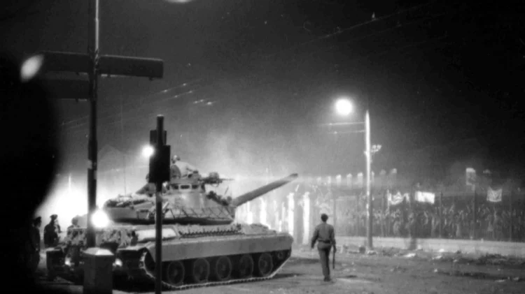 Έρευνα Eteron: Ένας στους 10 Έλληνες δεν πιστεύει ότι υπήρξαν νεκροί στο Πολυτεχνείο