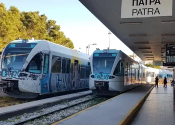 Πάτρα: Εκτροχιάστηκε συρμός του Προαστιακού (εικόνες, βίντεο)