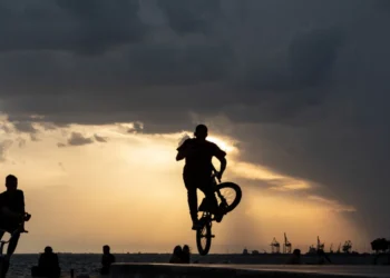 Καιρός: Συννεφιά και τοπικές βροχές – Έρχεται ανοιξιάτικο Σαββατοκύριακο