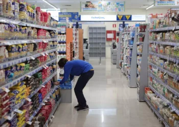 Ακρίβεια: Δραματική η επίδραση στους εργαζόμενους – Το 90% έχει μειώσει τα βασικά αγαθά