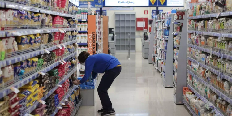 Ακρίβεια: Δραματική η επίδραση στους εργαζόμενους – Το 90% έχει μειώσει τα βασικά αγαθά