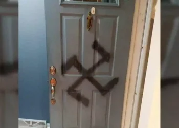 Επίθεση με μαχαίρι σε Εβραία στη Λιόν – Σχεδίασαν μία σβάστικα στην πόρτα της