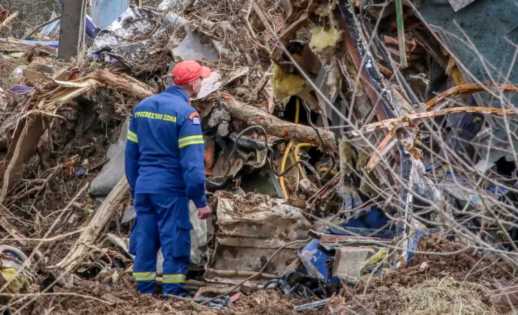 Τέμπη: Έτσι είναι σήμερα ό,τι απέμεινε από το σιδηροδρομικό δυστύχημα – Ξεσπούν γονείς και τραυματίες