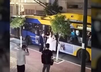 Πειραιάς: Νύφη πήγε στην εκκλησία με το… τρόλεϊ! – Δείτε βίντεο!