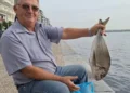 Ψαράς έπιασε τσιπούρα στον Θερμαϊκό και θα τη φάει – «Είναι λουκούμι»