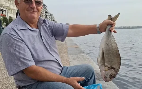 Ψαράς έπιασε τσιπούρα στον Θερμαϊκό και θα τη φάει – «Είναι λουκούμι»