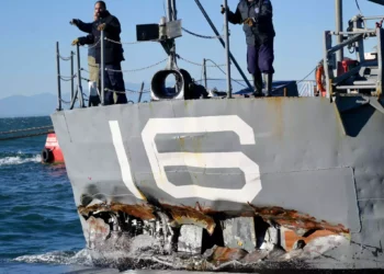 Θεσσαλονίκη: Επιχείρηση διάσωσης του αντιτορπιλικού «Βέλος» με δύτη και γερανό – «Μάχη» για να μην βυθιστεί