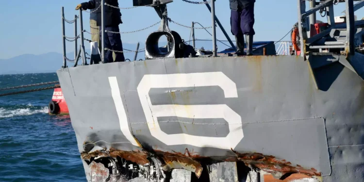 Θεσσαλονίκη: Επιχείρηση διάσωσης του αντιτορπιλικού «Βέλος» με δύτη και γερανό – «Μάχη» για να μην βυθιστεί