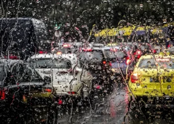 Καιρός: Πέφτει η θερμοκρασία σήμερα, επιμένουν οι νοτιάδες και οι βροχές – Έρχεται ο χειμώνας το Σάββατο