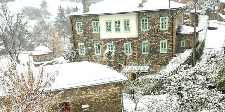 Έπεσαν τα πρώτα χιόνια στη Φλώρινα – Στα λευκά το Νυμφαίο και Πισοδέρι