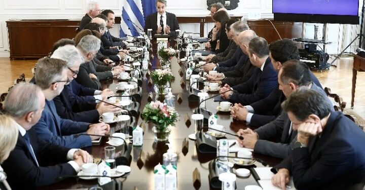 Η επικοινωνία στην εξουσία με αριθμούς: 2.249 απασχολεί η κυβέρνηση για… επικοινωνία