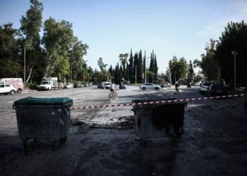 Γυαλιά καρφιά τα έκαναν κουκουλοφόροι στην Καισαριανή – Έκαψαν ΙΧ, έσπασαν τζαμαρίες και πέταξαν μολότοφ σε σούπερ μάρκετ