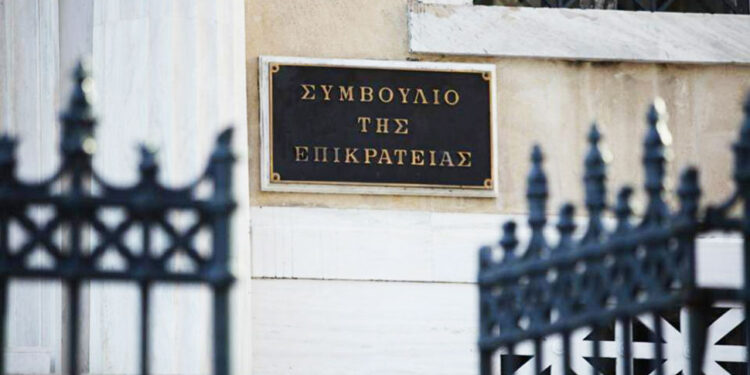 ΣτΕ: Τα παιδιά μπορούν να έχουν και το επώνυμο της μητέρας τους