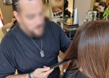 Βριλήσσια: «Μας έλεγε όλη την ώρα να πίνουμε νερό» – Υπάλληλος του «ματάκια» κομμωτή καταγγέλλει