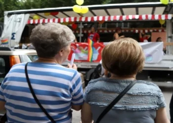 Τι πιστεύουν οι Έλληνες για τον γάμο ομόφυλων ζευγαριών και την τεκνοθεσία – Θετικό το 56%