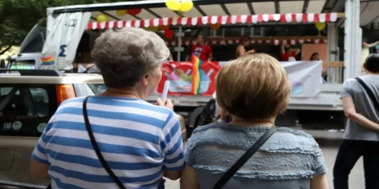 Τι πιστεύουν οι Έλληνες για τον γάμο ομόφυλων ζευγαριών και την τεκνοθεσία – Θετικό το 56%