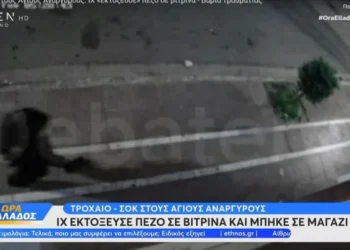 Απίστευτο τροχαίο: IX εκσφενδόνισε πεζό σε βιτρίνα και καρφώθηκε σε μαγαζί (video)