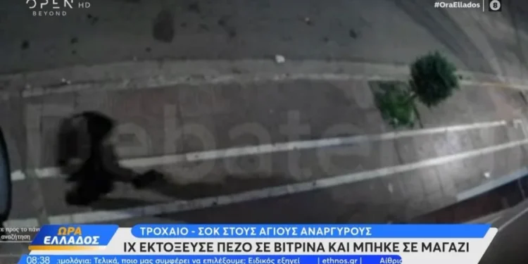 Απίστευτο τροχαίο: IX εκσφενδόνισε πεζό σε βιτρίνα και καρφώθηκε σε μαγαζί (video)