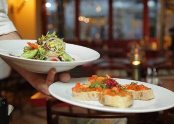 Εστίαση: Τέλος στο κουβέρ χωρίς συναίνεση – Τα πρόστιμα