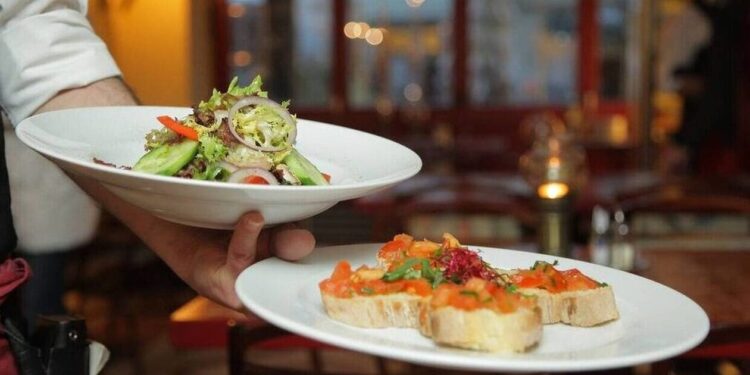 Εστίαση: Τέλος στο κουβέρ χωρίς συναίνεση – Τα πρόστιμα