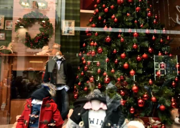 Εορταστικό ωράριο καταστημάτων 2023: Ξεκινά σήμερα, οι μέρες και ώρες που είναι ανοιχτά τα εμπορικά στην Αθήνα