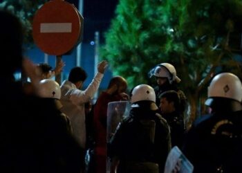 Ρέντη: Πώς η ΕΛΑΣ έφθασε στον αδερφό του 18χρονου – Ο ρόλος του πατέρα και τα κενά για τη φωτοβολίδα