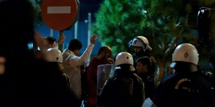 Ρέντη: Πώς η ΕΛΑΣ έφθασε στον αδερφό του 18χρονου – Ο ρόλος του πατέρα και τα κενά για τη φωτοβολίδα