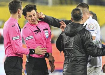 Χαμός και στην Τουρκία: Αναστέλλονται μέχρι νεοτέρας όλα τα πρωταθλήματα, μετά τη γροθιά του προέδρου της Ανκαραγκιουτσού σε διαιτητή