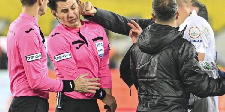 Χαμός και στην Τουρκία: Αναστέλλονται μέχρι νεοτέρας όλα τα πρωταθλήματα, μετά τη γροθιά του προέδρου της Ανκαραγκιουτσού σε διαιτητή