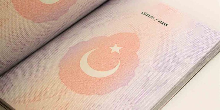 Bloomberg: Η Ελλάδα σχεδιάζει να χορηγεί προσωρινή βίζα σε τούρκους τουρίστες